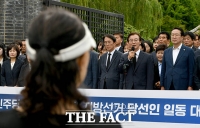  전재수 당선인 발언 경청하는 부산 시민 [포토]