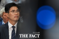  개표방송 지켜보는 이원택 전북지사 후보 [포토]