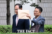  '안보실 인사개입 혐의' 임종득 의원, 취재진 피해 공판 출석 [TF사진관]
