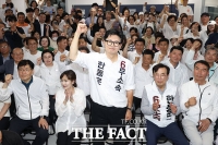  '초접전' 승부 끝 역전승 거둔 한동훈 후보 [TF사진관]