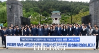  충렬사 앞에서 인터뷰하는 전재수 당선인 [포토]