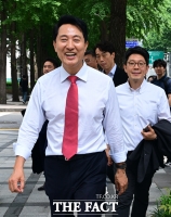  '5선' 오세훈, 업무 복귀하며 '환한 웃음' [포토]