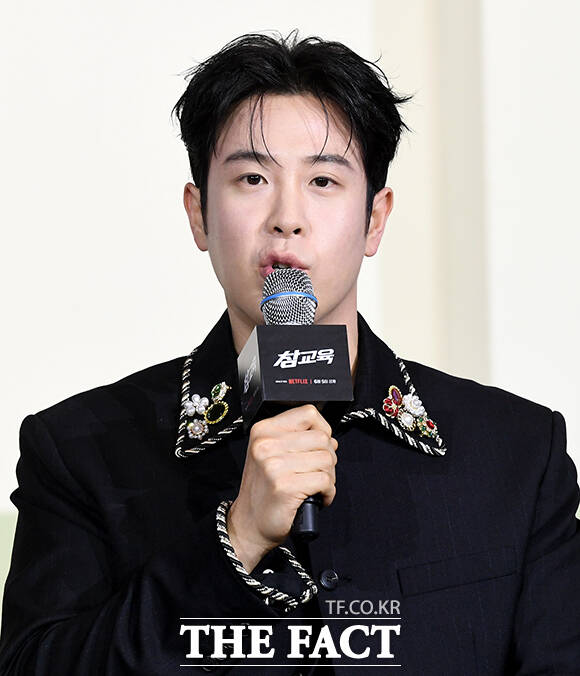 홍종찬 감독(가운데)과 배우 김무열, 이성민, 진기주, 표지훈(피오)(왼쪽부터)이 5일 오전 서울 중구 앰배서더 서울 풀만 호텔에서 열린 넷플릭스 시리즈 '참교육' 제작발표회에 참석해 포즈를 취하고 있다. /박상민 기자