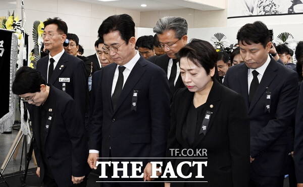 허태정 대전시장 당선인이 5일 대전 지역 당선인들과 함께 유성구청 1층 로비에 마련된 한화에어로스페이스 사고 희생자 합동분향소를 찾아 조문하고 있다. /허태정 후보 캠프
