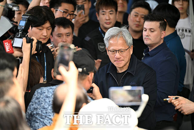 이날 젠슨 황과 함께 방한한 장녀 매디슨 황 옴니버스 및 로보틱스 제품 마케팅수석 이사가 차량에 탑승하고 있다.