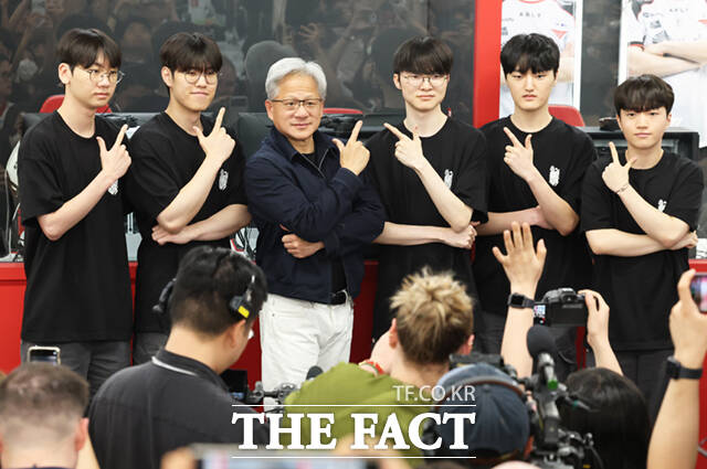 젠슨 황 엔비디아 최고경영자(CEO)가 5일 서울 마포구 ‘T1 베이스 캠프’를 방문해 ‘페이커‘ 이상혁을 비롯한 e스포츠 구단 T1의 리그 오브 레전드(LoL) 선수단을 만난 가운데 젠슨황과 페이커가 서로의 사인을 한 경품 그래픽 카드를 보여주고 있다. /이새롬 기자