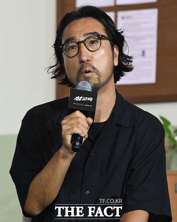 홍종찬 감독(가운데)과 배우 김무열, 이성민, 진기주, 표지훈(피오)(왼쪽부터)이 5일 오전 서울 중구 앰배서더 서울 풀만 호텔에서 열린 넷플릭스 시리즈 '참교육' 제작발표회에 참석해 포즈를 취하고 있다. /박상민 기자