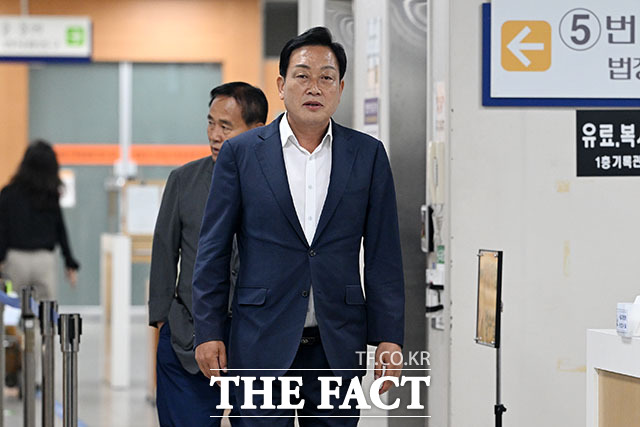 양평 공흥지구 특혜 의혹을 받는 김선교 국민의힘 의원이 5일 오전 서울 서초구 서울중앙지방법원에서 열린 공판에 출석하고 있다. /서예원 기자