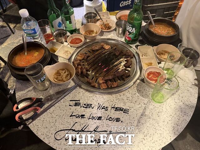 젠슨 황 엔비디아 최고경영자가 5일 서울 마포구 서교동의 한 고깃집에서 최태원 SK회장, 구광모 LG회장, 이해진 네이버 의장과 삼겹살 회동을 마친 뒤 테이블에 사인과 메시지를 남겼다. /뉴시스