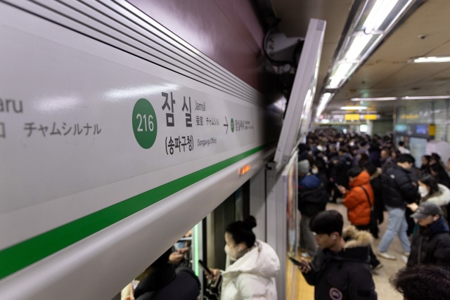 코로나19 이후 서울 지하철 심야시간대 이용객이 크게 감소한 것으로 나타났다. 사진은 2호선 잠실역 사진으로 기사의 특정 사실과 무관. /서울교통공사