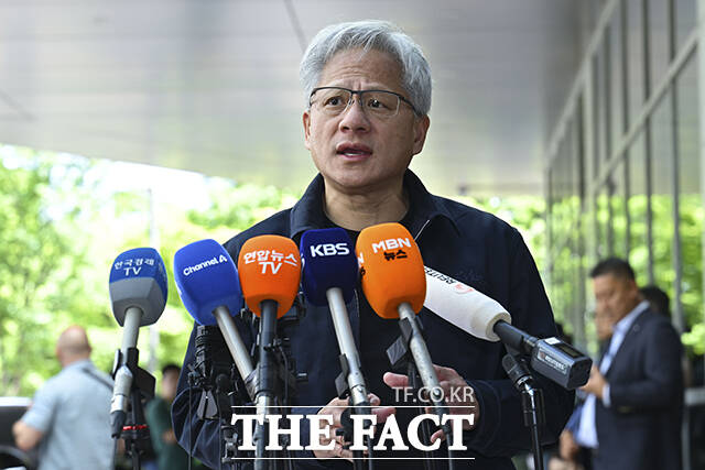 시민들의 서명 요청에 응하는 젠슨 황.