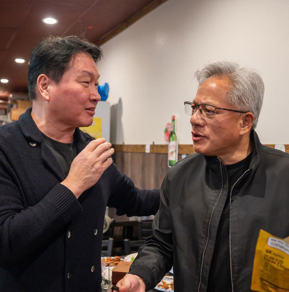 최태원 SK그룹 회장과 젠슨 황 엔비디아 CEO가 지난 2월 미국 캘리포니아 산타클라라의 한국식 호프집 99치킨에서 대화를 나누고 있다. /SK그룹