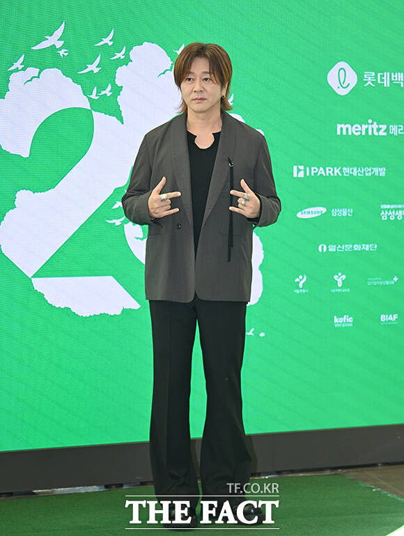 가수 윤도현이 5일 오후 서울 송파구 롯데콘서트홀에서 열린 제23회 서울국제환경영화제 포토콜에 참석해 그린카펫을 밟고 있다. /박헌우 기자