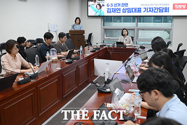 기자간담회 열고 6.3 지방선거 관련 입장 밝히는 김재연 진보당 상임대표.
