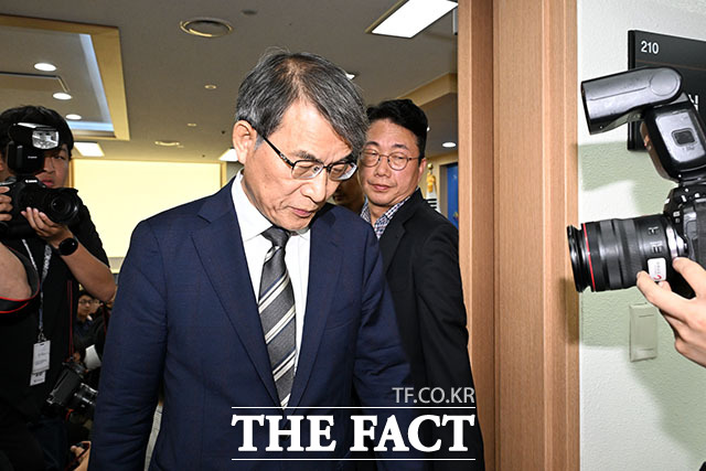 노태악 중앙선거관리위원장이 5일 오후 경기 과천시 중앙선거관리위원회에서 열린 6·3 지방선거 용지부족 사태와 관련한 대국민 사과 기자회견에 참석해 고개를 숙이고 있다. /과천=서예원 기자