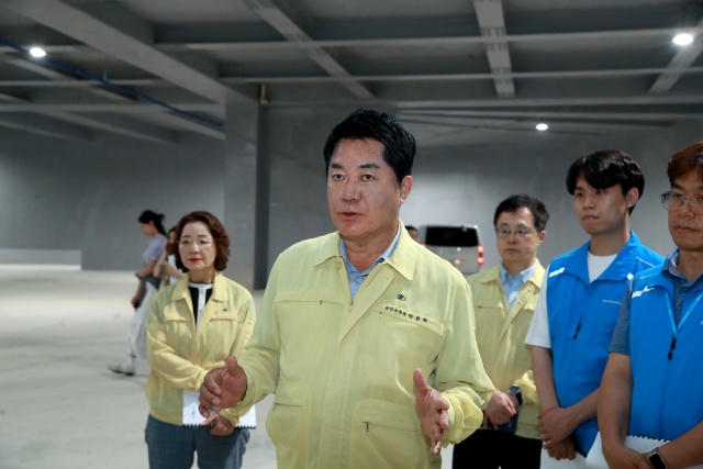 박준희 관악구청장이 4일 신림공영차고지 저류조를 방문해 시설 가동 여부를 살피고 있다. /관악구