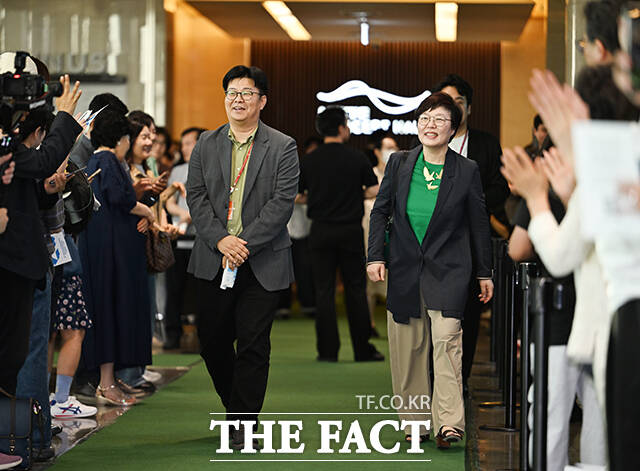 정재승(왼쪽), 이미경 서울국제환경영화제 공동집행위원장이 5일 오후 서울 송파구 롯데콘서트홀에서 열린 제23회 서울국제환경영화제 포토콜에 참석해 그린카펫을 밟고 있다. /박헌우 기자