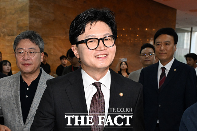한동훈 무소속 부산 북구갑 국회의원 보궐선거 당선인이 5일 오후 서울 여의도 국회로 등원하고 있다. /남용희 기자
