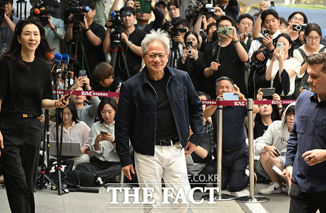 시민들의 서명 요청에 응하는 젠슨 황.