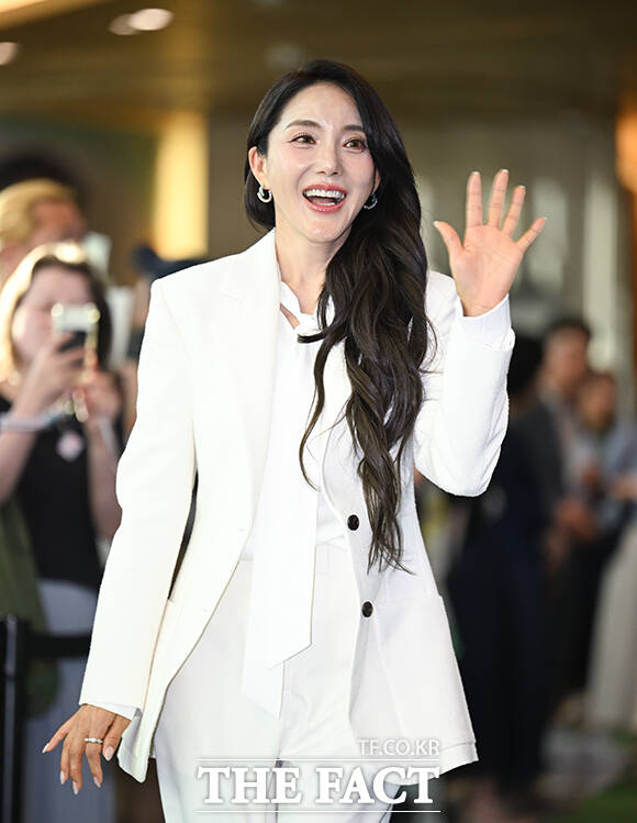 가수 바다가 5일 오후 서울 송파구 롯데콘서트홀에서 열린 제23회 서울국제환경영화제 포토콜에 참석해 그린카펫을 밟고 있다. /박헌우 기자