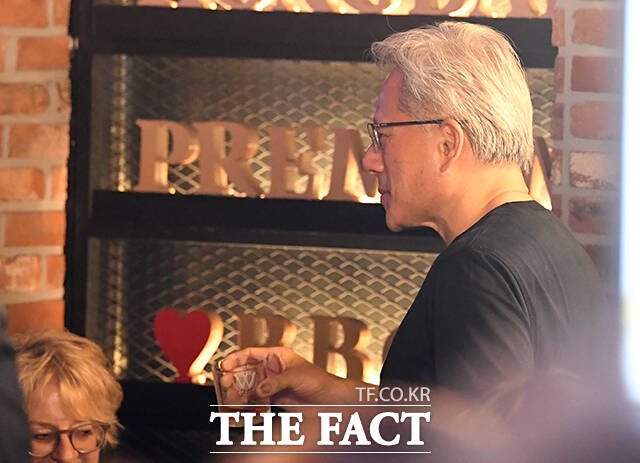 한 손에 잔 든 황 CEO.