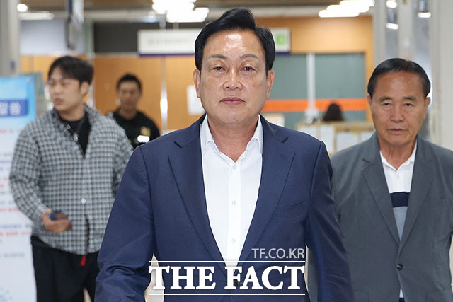 양평 공흥지구 특혜 의혹을 받는 김선교 국민의힘 의원이 5일 오전 서울 서초구 서울중앙지방법원에서 열린 공판에 출석하고 있다. /서예원 기자
