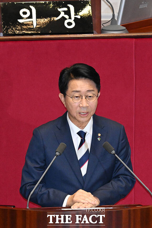 당선 인사말을 마친 뒤 의장석으로 향하며 주호영 의원과 인사를 나누는 조정식 의원(왼쪽).