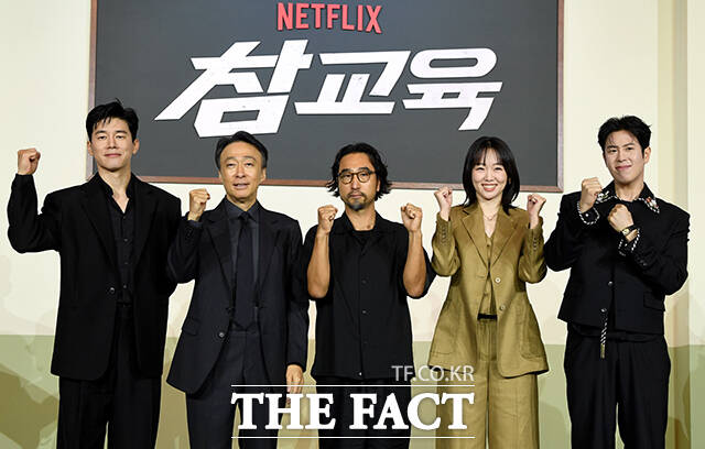 홍종찬 감독(가운데)과 배우 김무열, 이성민, 진기주, 표지훈(피오)(왼쪽부터)이 5일 오전 서울 중구 앰배서더 서울 풀만 호텔에서 열린 넷플릭스 시리즈 '참교육' 제작발표회에 참석해 포즈를 취하고 있다. /박상민 기자