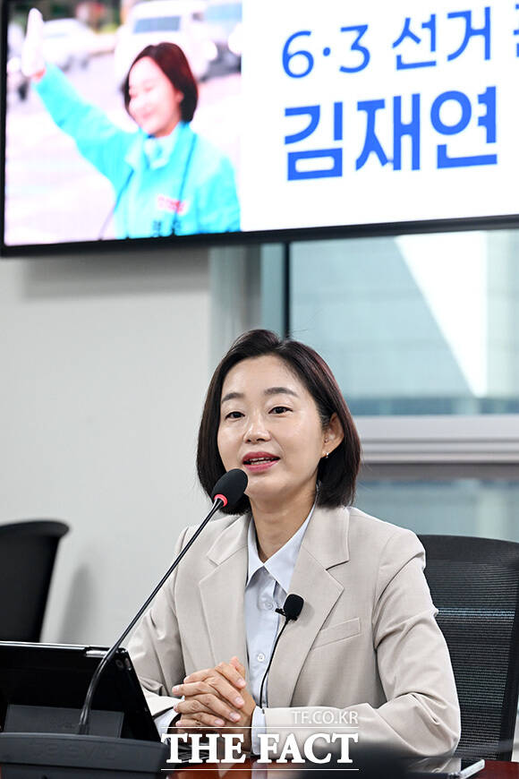 기자간담회 열고 6.3 지방선거 관련 입장 밝히는 김재연 진보당 상임대표.