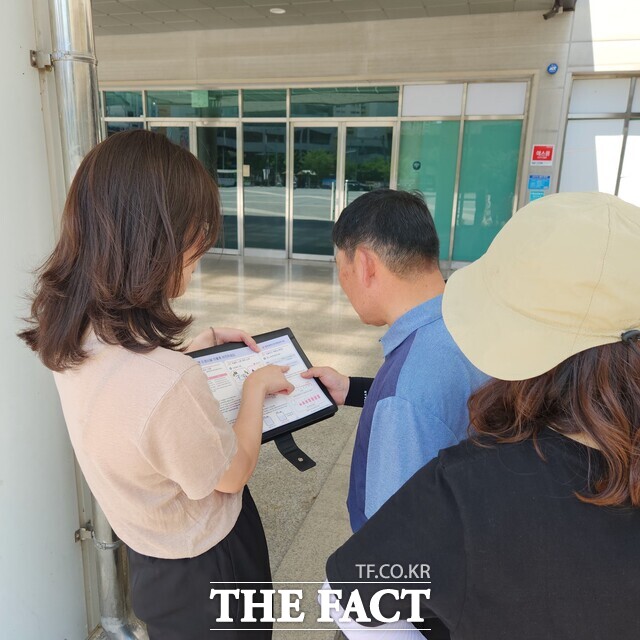 광주시보건환경연구원 관계자가 물놀이시설 현장 상담을 하고 있다. /광주시보건환경연구원