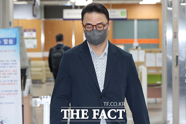 양평 공흥지구 특혜 의혹을 받는 김건희 씨 오빠 김진우 씨가 5일 오전 서울 서초구 서울중앙지방법원에서 열린 공판에 출석하고 있다. /서예원 기자