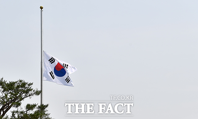 현충일이자 토요일인 6일 전국이 대체로 맑거나 가끔 구름이 많겠다. 남부지방을 중심으로 낮 기온이 30도 안팎으로 올라 덥겠으나, 전국 대부분 지역에서 일교차가 15도 가량 벌어질 것으로 예상된다. /박헌우 기자