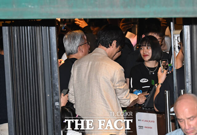 젠슨 황 엔비디아 최고경영자(CEO)가 5일 서울 마포구 서교동의 한 고깃집에서 최태원 SK회장, 구광모 LG회장, 이해진 네이버 의장과 삼겹살 회동을 하는 가운데, 이해진 의장이 네이버 페이로 결제하고 있다. /이새롬 기자