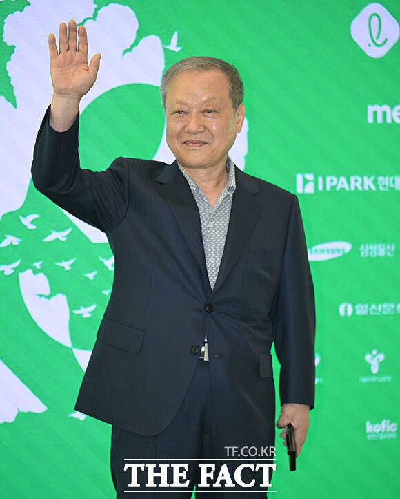 최열 서울국제환경영화제 조직위원장이 5일 오후 서울 송파구 롯데콘서트홀에서 열린 제23회 서울국제환경영화제 포토콜에 참석해 그린카펫을 밟고 있다. /박헌우 기자