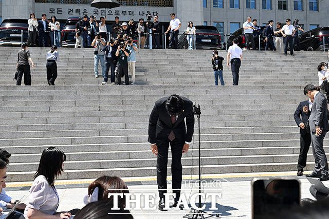 '국회의원 첫출근' 금배지 달고 국회 등원하는 한동훈.