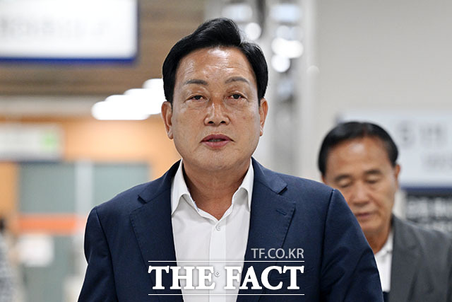 양평 공흥지구 특혜 의혹을 받는 김선교 국민의힘 의원이 5일 오전 서울 서초구 서울중앙지방법원에서 열린 공판에 출석하고 있다. /서예원 기자