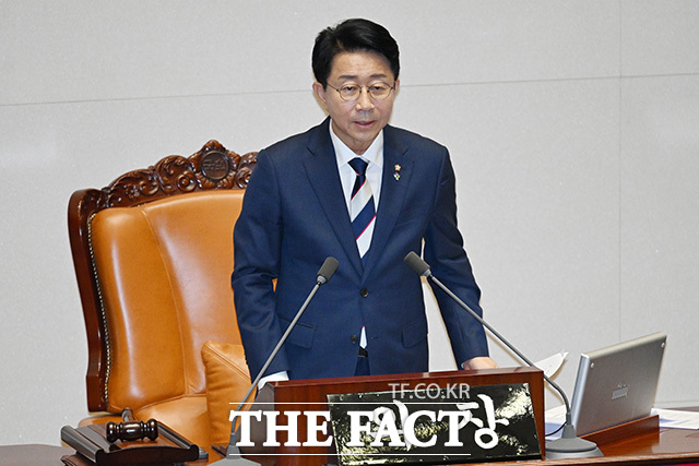 후반기 국회의장으로 선출된 조정식 더불어민주당 의원이 5일 오후 서울 여의도 국회에서 열린 본회의에서 당선된 뒤 의장석에 올라 발언을 하고 있다. /국회=남용희기자