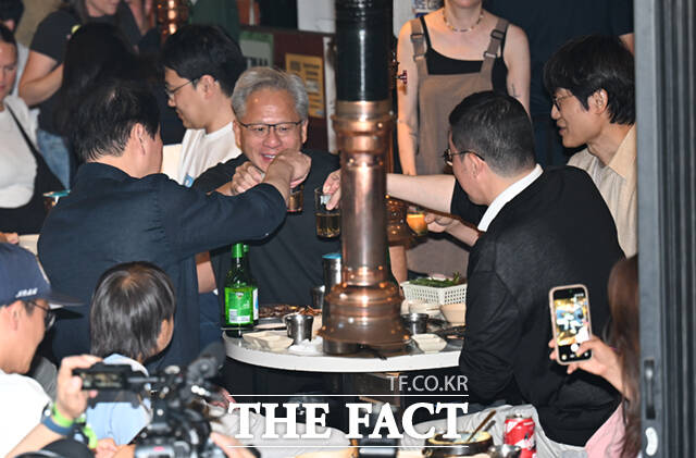 젠슨 황 엔비디아 최고경영자(CEO)가 5일 서울 마포구 서교동의 한 고깃집에서 최태원 SK회장, 구광모 LG회장, 이해진 네이버 의장과 삼겹살 회동을 하고 있다. /이새롬 기자