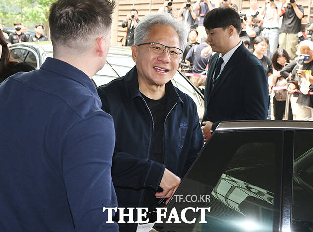 젠슨 황 엔비디아 최고경영자가 5일 서울 강서구 서울김포비즈니스항공센터를 통해 입국하고 있다. /김포공항=남윤호 기자(현장풀)
