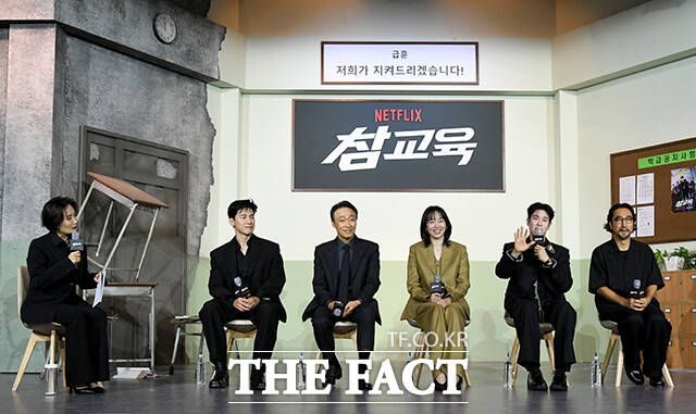 배우 표지훈(왼쪽 다섯 번째)이 5일 오전 서울 중구 앰배서더 서울 풀만 호텔에서 열린 넷플릭스 시리즈 '참교육' 제작발표회에 참석해 발언하고 있다. 왼쪽부터 방송인 박경림, 배우 김무열, 이성민, 진기주, 표지훈(피오), 홍종찬 감독. /박상민 기자
