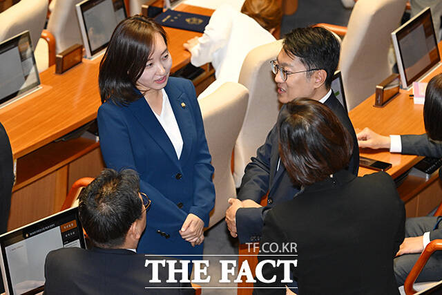 국회의원 보궐선거에서 당선된 더불어민주당 김남국과 전은수, 김남준 의원(왼쪽부터)이 5일 오후 서울 여의도 국회에서 열린 본회의에 참석해 인사말을 하고 있다. /국회=남용희 기자