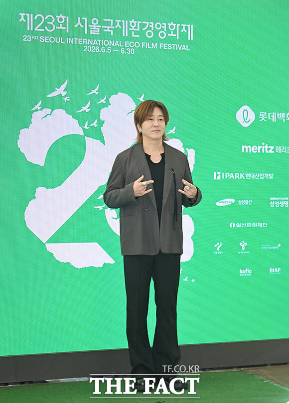 가수 윤도현이 5일 오후 서울 송파구 롯데콘서트홀에서 열린 제23회 서울국제환경영화제 포토콜에 참석해 그린카펫을 밟고 있다. /박헌우 기자