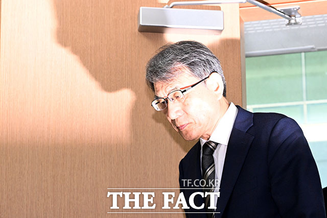 노태악 중앙선거관리위원장이 5일 오후 경기 과천시 중앙선거관리위원회에서 열린 6·3 지방선거 용지부족 사태와 관련한 대국민 사과 기자회견에 참석해 고개를 숙이고 있다. /과천=서예원 기자