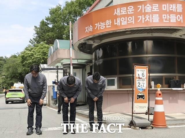 손재일(가운데) 한화에어로스페이스 대표이사가 지난 1일 대전 유성구 한화에어로스페이스 대전사업장 앞에서 고개를 숙이며 공식 사과하고 있는 모습. /뉴시스