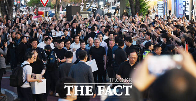젠슨 황 엔비디아 최고경영자(CEO)가 5일 서울 마포구 서교동의 한 고깃집에서 최태원 SK회장, 구광모 LG회장, 이해진 네이버 의장과 삼겹살 회동을 하는 도중 시민들에게 SK에서 만든 ‘HBM’칩스를 전달하고 있다. /이새롬 기자