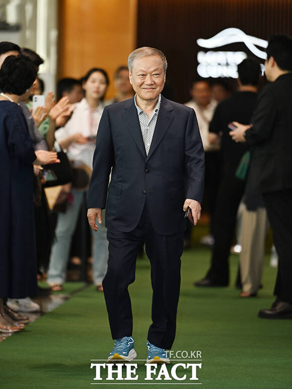 최열 서울국제환경영화제 조직위원장이 5일 오후 서울 송파구 롯데콘서트홀에서 열린 제23회 서울국제환경영화제 포토콜에 참석해 그린카펫을 밟고 있다. /박헌우 기자