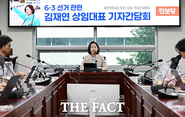 기자간담회 열고 6.3 지방선거 관련 입장 밝히는 김재연 진보당 상임대표.