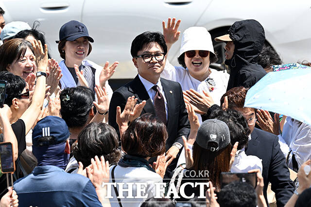 당 안팎에서는 장 대표에 대한 지지 여부와 별개로 한 의원의 당내 복귀와 영향력 확대를 경계하는 세력들이 정 의원을 중심으로 결집할 수 있다는 관측도 제기된다. /남용희 기자
