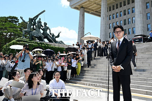 '국회의원 첫출근' 금배지 달고 국회 등원하는 한동훈.