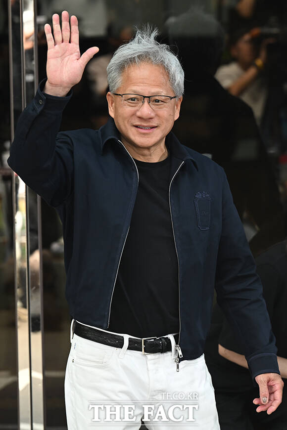 젠슨 황 엔비디아 최고경영자가 5일 오후 서울 강서구 김포비지니스항공센터를 통해 입국해 취재진을 향해 인사하고 있다. /김포공항=남윤호 기자